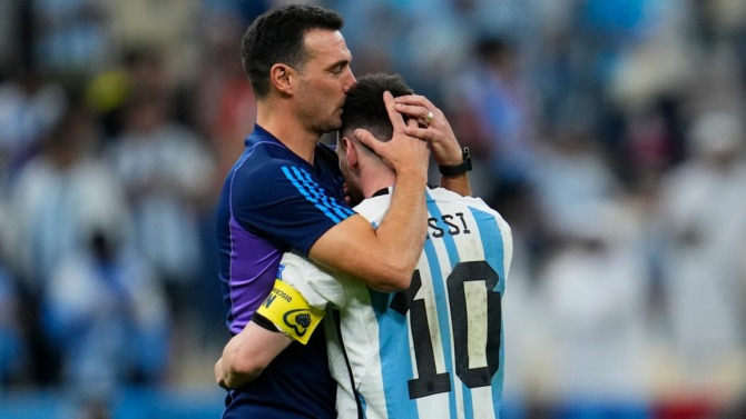 Lionel Scaloni memeluk Lionel Messi usai pertandingan Argentina melawan Kroasia yang berakhir 3-0 di Semifinal Piala Dunia, Qatar. (Foto: Sky Sports News)