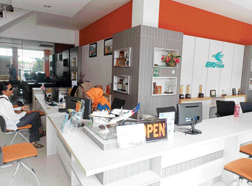 SIAPKAN PAKET TUR: Petugas Ero Tour sedang melayani pelanggan, beberapa waktu lalu.(SUYUDI ADRI PRATAMA/PADEK)