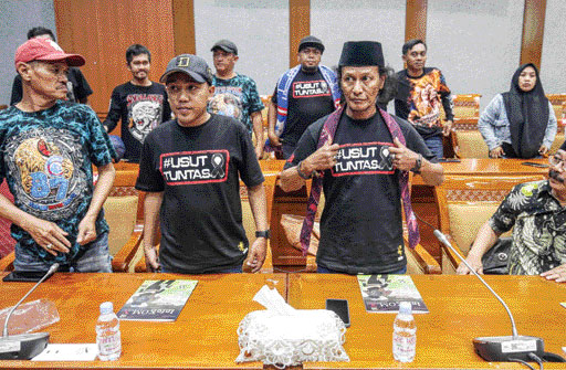 MENCARI KEADILAN: Keluarga korban tragedi Kanjuruhan Malang bersama perwakilan DPRD Malang melakukan audiensi dengan Komisi X DPR di Gedung Nusantara II, Senayan, Jakarta, Rabu (18/ 1). Pertemuan tersebut membahas penuntasan kasus Kanjuruhan yang hingga k