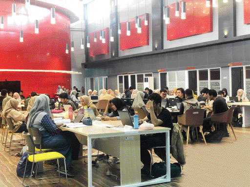 JADI PILIHAN: Suasana di co-working space lantai dua gedung Padang Youth Center yang dipenuhi oleh pengunjung beberapa waktu lalu.(DEWI FATIMAH/PADEK)