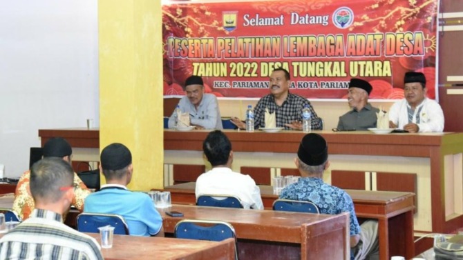 BERI ARAHAN: Wawako Pariaman Mardison Mahyuddin saat menjadi pemateri sosialisasi pelestarian budaya adat alam Minangkabau dalam hubungannya dengan ABS-SBK, kemarin.(IST)