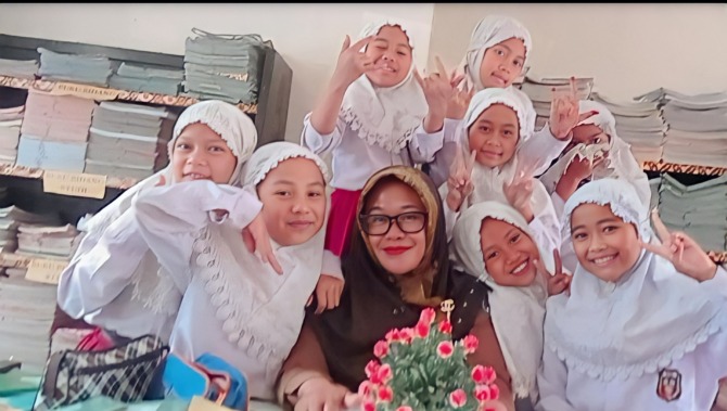 KOMPAK: Para murid UPTD SDN 02 Tarantang terlihat akrab dengan guru.(IST)