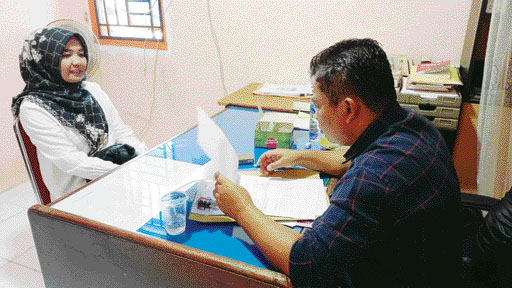 SERIUS: Komisioner KPU Kabupaten Pasaman mewawancarai calon PPS di Kantor KPU Pasaman, Minggu (15/1).(ANDIKA/PADEK)