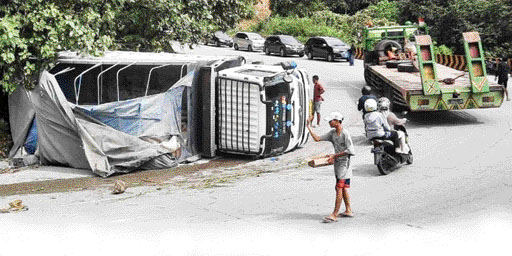 TERBALIK: Truk bermuatan semen terbalik di kawasan Sitinjaulauik, Minggu (1/1).(IST)
