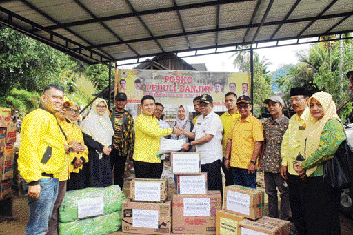 PEDULI: Ketua DPD Partai Golkar Padang Iqra Chissa bersama Sekretaris, Fungsionaris Dapil II dan Pengurus Golkar lainnya menyerahkan bantuan korban banjir di Pauh, Rabu (25/1).(IST)