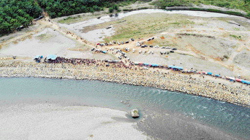 JADI PRIMADONA: Penampakan lokasi pembangunan normalisasi Batang Tapan dari udara Minggu (22/1). Kini lokasi ini sudah jadi objek wisata baru bagi masyarakat bahkan ada yang datang dari provinsi tetangga.