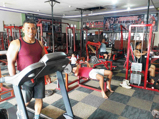 KEBUGARAN TUBUH: Owner Matahari Fitness dan Sauna Pariaman Handrizal Fitri saat menjalani latihan, kemarin.(IST)