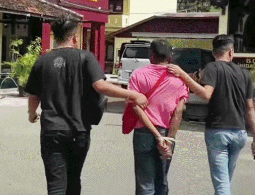DIAMANKAN: Personel Satreskrim Polresta Bukittinggi membawa pelaku begal ke Mapolresta Bukittinggi, Minggu (22/1).(IST)