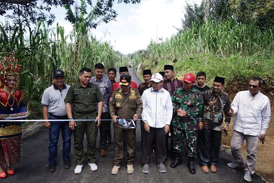 WUJUDKAN ASPIRASI: Bupati Tanahdatar Eka Putra resmikan Jalan Kapalolakuak, kemarin. Jalan ini sudah puluhan tahun tak tersentuh aspal.(IST)