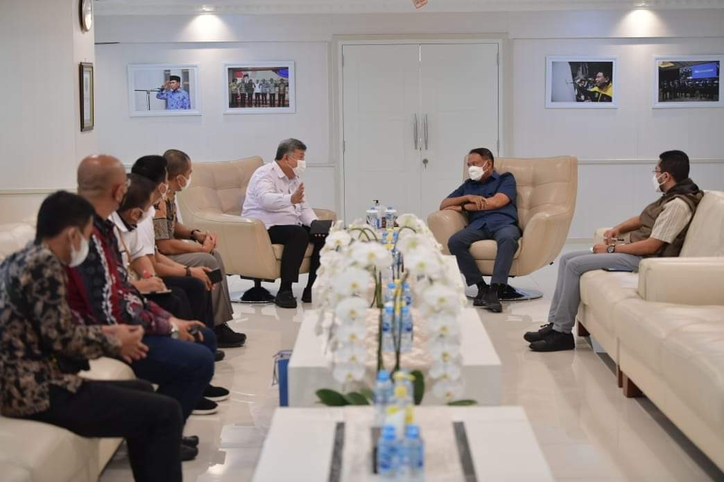 PERTEMUAN: Wako Solok Zul Elfian Umar berbincang dengan Menpora Zainudin Amali, Rabu (4/1) di Kantor Kemenpora RI.(IST)