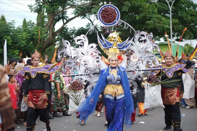 MERIAH: Peserta pawai budaya yang digelar Pemkab Dharmasraya dalam rangka HUT ke-19, Minggu (8/1).(IST)