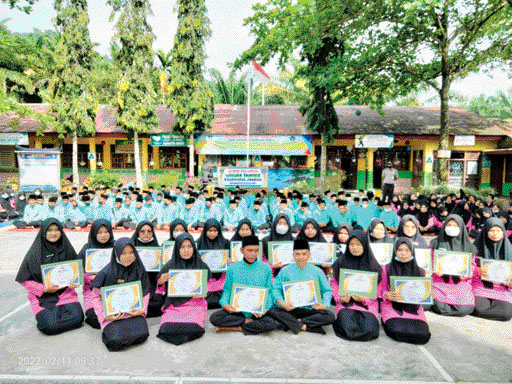BIKIN BANGGA: Para siswa/siswi SMK Harapan Bangsa Panti memperlihatkan piagam prestasi yang mereka raih.(IST)
