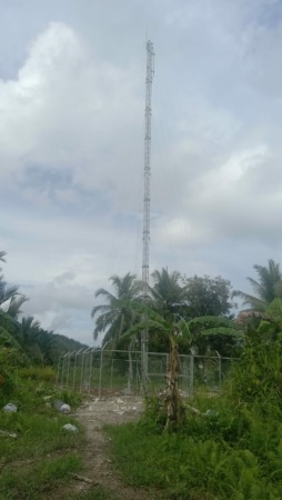 SELESAI DIPASANG: Tower BTS bantuan dari Bakti Kemenkominfo di Dusun Baganlelet, Desa Sioban, selesai dipasang, Selasa (10/1).(IST)
