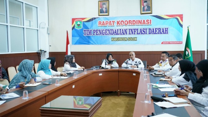 UPAYA: Staf Ahli Bidang Ekonomi, Keuangan dan Pembangunan, Eva Nasri memimpin Rakor TPID Kabupaten Solok, Rabu (11/1).(IST)