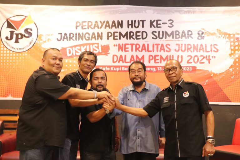 Koordinator JPS Adrian Tuswandi (tengah) bersama Dewan Pembina Leonardy Harmainy, HM Nurnas, dan Dewan Penasihat Khadafi, Heri Sugiarto.