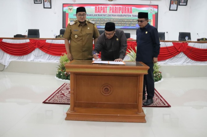 KEBIJAKAN: Pengesahan dua ranperda jadi perda saat sidang paripurna, Selasa (17/1).(IST)
