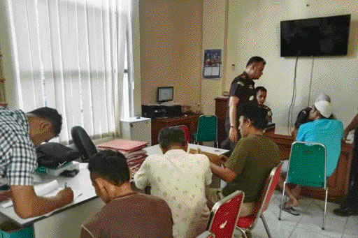 PELIMPAHAN: Kasi Tindak Pidana Umum Kejari Agam Hendri Setiawan melihat proses pelimpahan kasus ke kejaksaan, Senin (16/1).(IST)