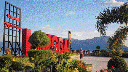 TUJUAN WISATA: Sejumlah wisatawan tengah menikmati keindahan wisata Linggai Park, barubaru ini.(IST)