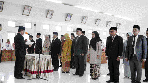 KHIDMAT: Pengambilan sumpah 18 orang pejabat administrator oleh Sekkab Limapuluh Kota, Widya Putra di aula Kantor Bupati Sarilamak, Kecamatan Harau, Rabu (18/1).(IST)