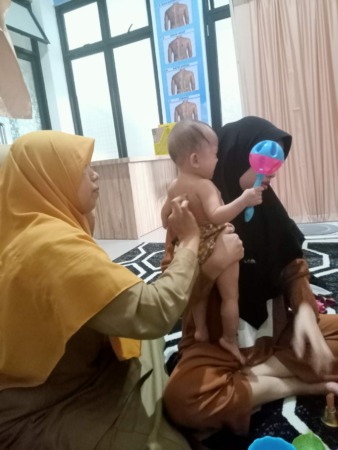 TOPUNG: Pasien balita saat mendapatkan layanan Topung di Puskesmas Kabun Sikolos Padangpanjang.(IST)