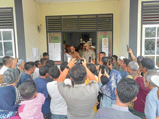 BUTUH KEJELASAN: Puluhan masyarakat Nagari Lansekkadok Barat mendatangi Kantor Camat Rao Selatan, Senin (30/1).(IST)
