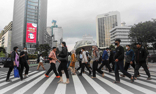 CARI PENGHIDUPAN: Para pekerja melintasi zebra cross saat jam pulang kerja di kawasan Sudirman, Jakarta, Senin (2/1).(MIFTAHUL HAYAT/JPG)