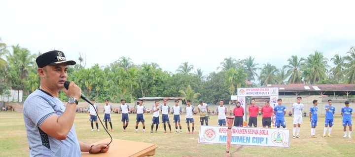 PEMBUKAAN: Bupati Sijunjung Benny Dwifa memberikan sambutan dalam pembukaan Open Turnamen Monumen Cup I, Rabu (4/1).(IST)