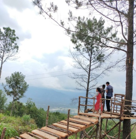 Pengunjung saat sedang menikmati keindahan pemandangan di puncak koto panjang.(IST)