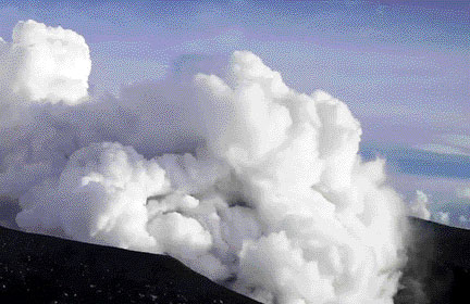WASPADA: Aktivitas Gunung Marapi saat menyemburkan abu vulkanik dan erupsi pada pukul 17.42 WIB, kemarin.(DOK. PUSAT VULKANOLOGI DAN MITIGASI BENCANA GEOLOGI)