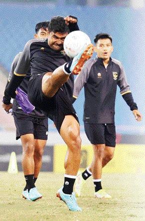 FOKUS: Para pemain timnas Indonesia berlatih di My Dinh National Stadium, Hanoi, untuk leg kedua semifinal Piala AFF 2022 kontra Vietnam malam ini.(PSSI)