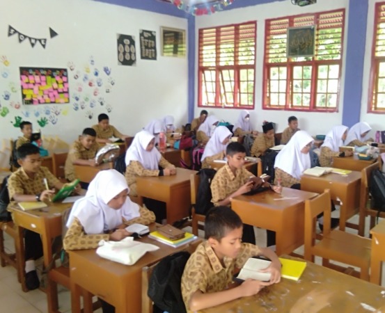 SERIUS: Para siswa/siswi SMPN 5 Batusangkar membaca Al Quran untuk membangun karakter yang religius.(IST)