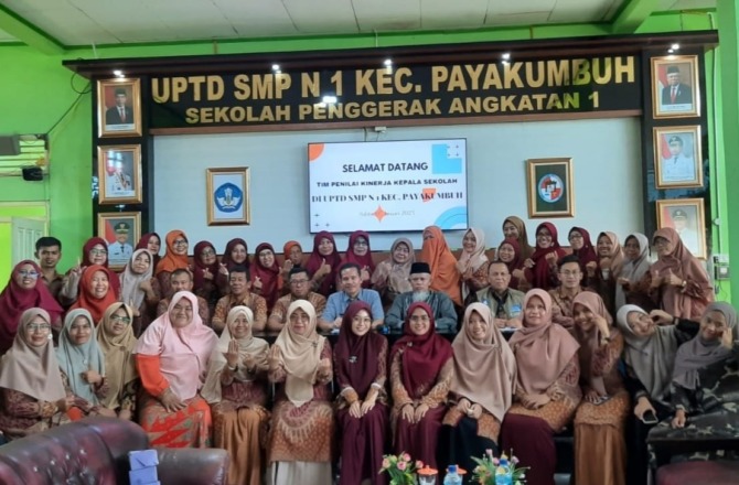 DUKUNGAN: Tim PKKS bersama dengan kepala sekolah, guru dan pegawai UPTD SMP Negeri 1 Kecamatan Payakumbuh usai melakukan penilaian.(IST)