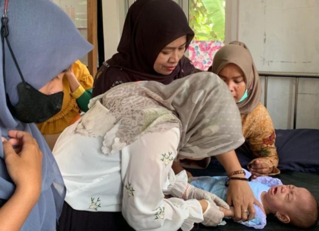 PERIKSA: Petugas medis Puskesmas IV Koto Mudik, Kecamatan Batangkapas melakukan tes mantoux terhadap balita, baru-baru ini.(DOKUMEN DINKES PESSEL)