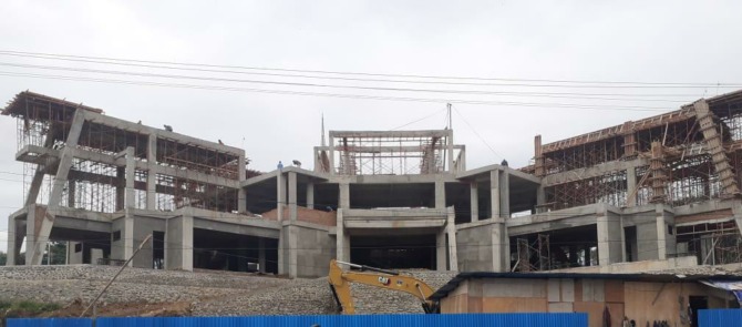 BERKELANJUTAN: Proses pembangunan kantor Bupati Solsel dilanjutkan di tahun 2023 dengan struktur tiga tingkat.(ARDI/PADEK)