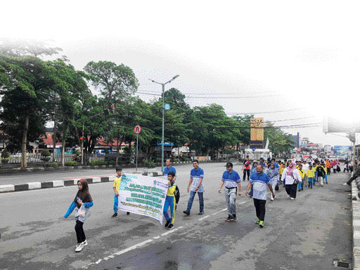 BERSEMANGAT:PesertaGerak Jalan Kerukunan, dalam rangkaian Hari Amal Bhakti (HAB) Kemenag ke-77 tahun tampak bersemangat.(IST)