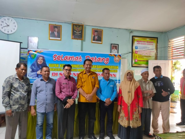 Sekretaris Dinas Pendidikan dan Kebudayaan Kabupaten Merangin Bangko, Muslim, M.Pd, foto bersama dengan kepala SMPN 1 Painan, Linda Astuti, Ketua Komite, Suherman, dan lainnya. (Dok SMPN 1 Painan)