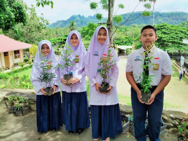HIJAU : Pelajar SMPN 5 Batusangkar diajarkan untuk mencintai dan peduli terhadap lingkungan mereka.(IST)