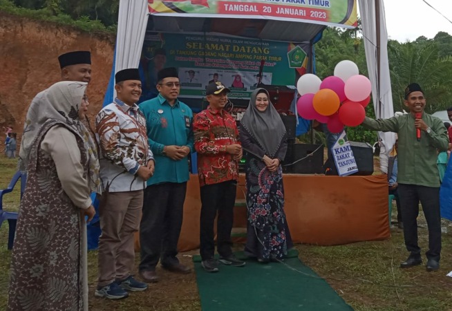 Ketua Kampung Zakat Kampung Tanjung Gadang, Syafridon, (kanan) bersama Wabup Pessel, Rudi Hariyansyah, dan lainnya melepaskan balon ke udara saat peresmian kampung zakat.(IST)