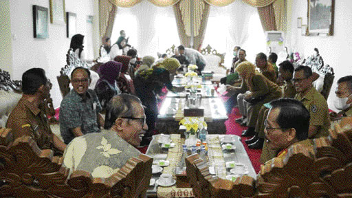 KERJA SAMA: Kunjungan kerja Bupati Magetan, Supratowo disambut Bupati Limapuluh Kota, Safaruddin Datuak Bandaro Rajo, di Kantor Bupati Sarilamak, Kecamatan Harau, Selasa (24/1).(IST)