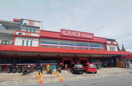 TUMBUH: Salah satu swalayan yang baru hadir di kawasan Simpang Benteng, Kota Payakumbuh. Ini membuktikan jika iklim investasi di kota rendang masih tumbuh.