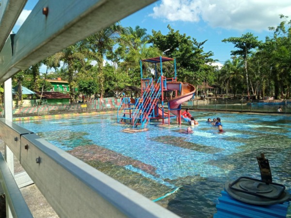 JADI PILIHAN: Sejumlah pengunjung tengah asyik berenang di kolam berenang Taman Telabang Sakti beberapa waktu yang lalu.(IST)