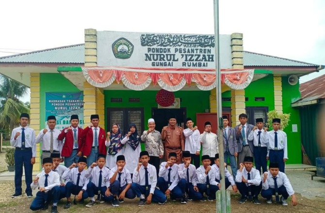 MOTIVASI: Camat Sungairumbai Afrizal Bakri bersama pengasuh dan santriwan Ponpes Nurul Izzah Nagari Sungairumbai, kemarin (30/1).(IST)