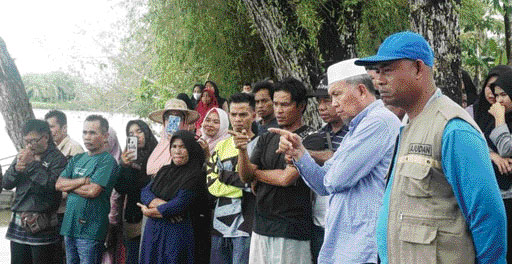 WASPADA: Bupati Pasbar Hamsuardi ikut memantau pencarian warganya yang hilang diduga diterkam buaya di Batang Pasaman, Minggu (22/1).(IST)