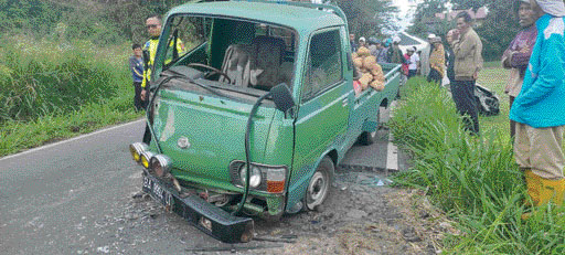RINGSEK: Sejumlah warga mendatangi lokasi kecelakaan di Jalan Raya Balaisati, Nagari Canduang Kotolaweh, Senin (30/1).(IST)