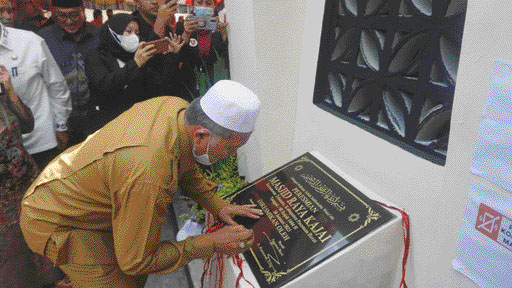 DIBANGUN KEMBALI: Bupati Pasbar Hamsuardi menandatangani prasasti tanda diresmikannya Masjid Raya Kajai, Senin (30/1).(IST)