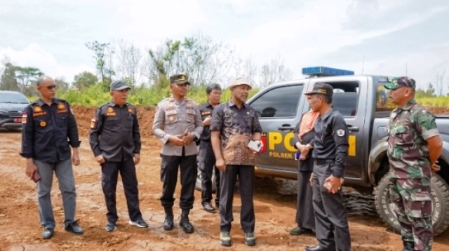 Asisten 1 Pemkab Solok Syahrial saat melakukan monitoring penetapan batas wilayah antara Kabupaten Solok dan Kabupaten Tanahdatar, di Nagari Bukitkanduang, Kecamatan X Koto Diatas. 
