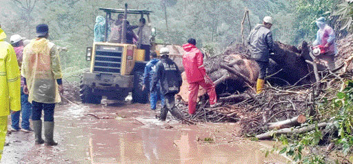 BERJIBAKU: Petugas membersihkan dan mengevakuasi material longsor yang terjadi kawasan Silaiang, Jorong Airmancur Kenagarian Singgalang, Kecamatan X Koto, Kabupaten Tanahdatar, kemarin. Longsor tersebut menutup akses jalan utama Padang- Bukittinggi sekita