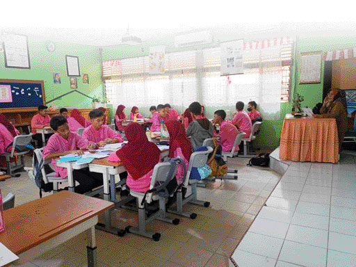 FOKUS: Didampingi seorang guru, sejumlah pelajar di SMP Negeri 8 Padang serius menjalani proses belajar mengajar, beberapa hari lalu. Sejak 6 Februari lalu, SMP ini telah menjalani program full day school.(SUYUDI ADRI PRATAMA/PADEK)