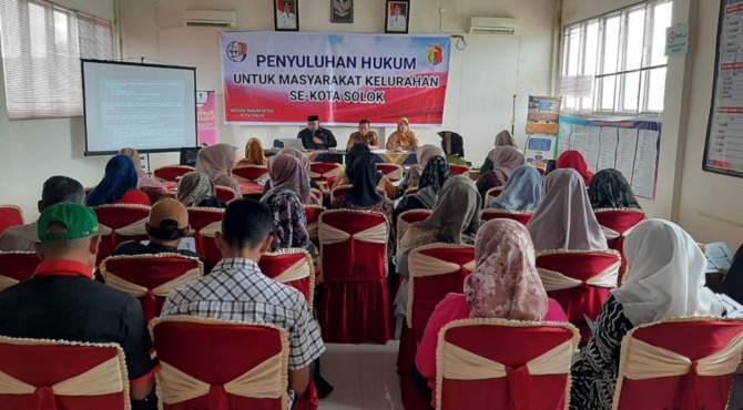 SOSIALISASI: Suasana sosialisasi Perda Nomor 4 Tahun 2022 tentang Ketenteraman dan Ketertiban Umum dan Perda Nomor 2 Tahun 2020 tentang Penyelenggaraan Perlindungan Perempuan dan Anak, Kelurahan Sinapapiliang, Senin (6/2).(IST)