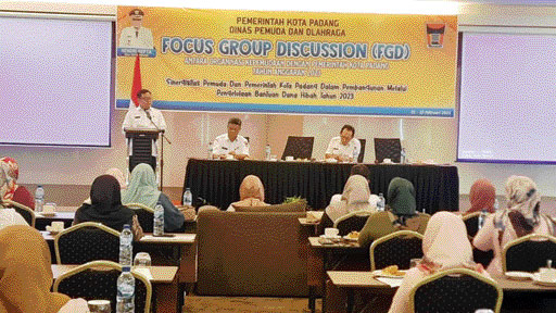 SAMBUTAN: Staf Ahli Wali Kota Bidang Pemerintahan, Hukum dan Politik, Habibul Fuadi memberikan sambutan sekaligus membuka FGD di Hotel Grand Zuri Padang, Rabu (22/2).(IST)